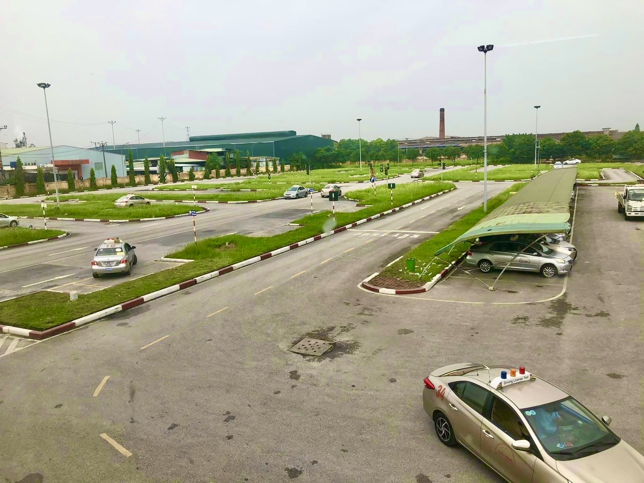 Giáo viên lái xe chuyên nghiệp hướng dẫn